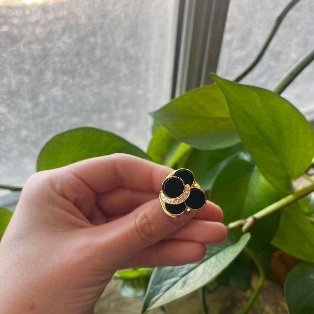 Vintage 1950s onyx and gold tone ring with crystals